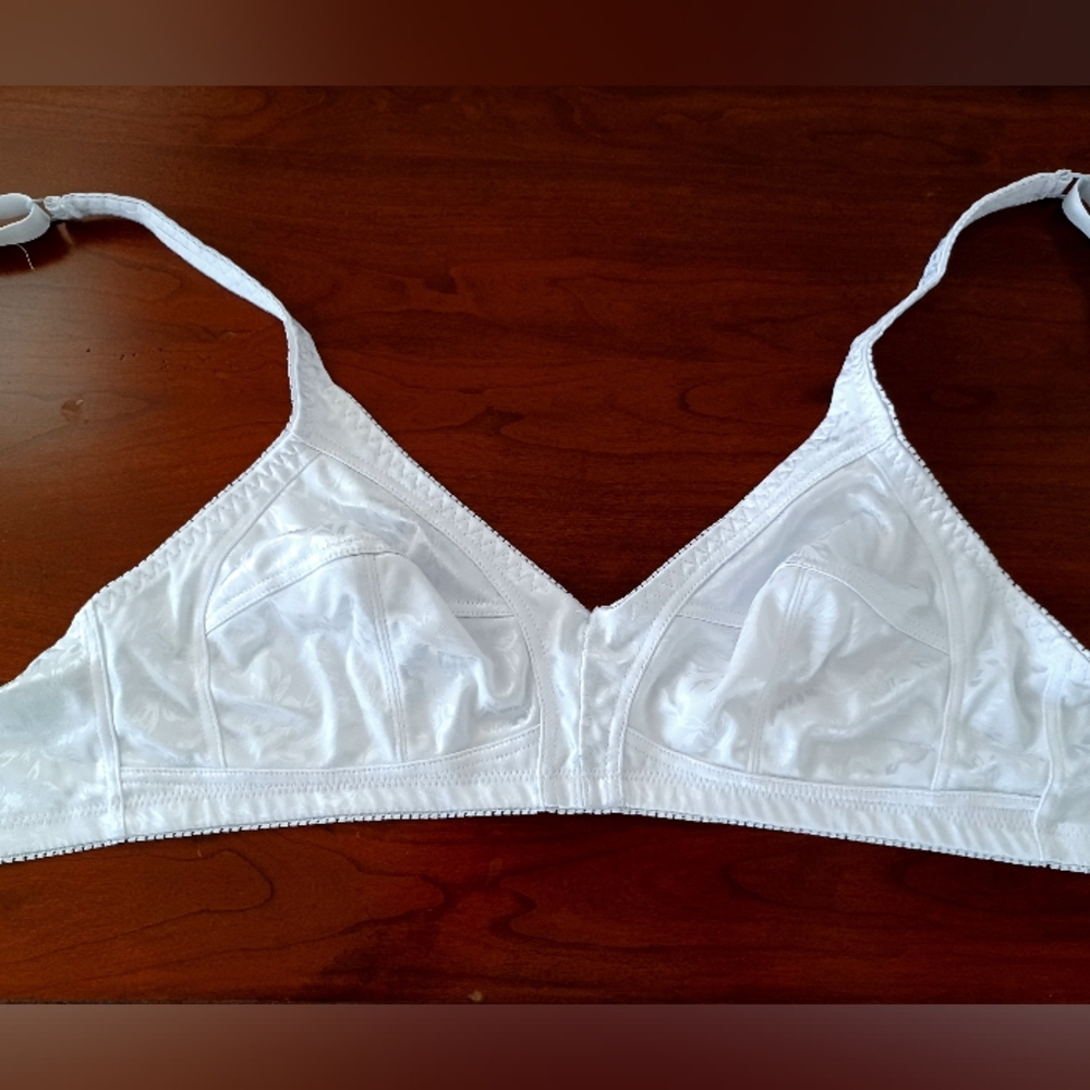 Body Embrace White Floral Wireless Bra, Size 38D
